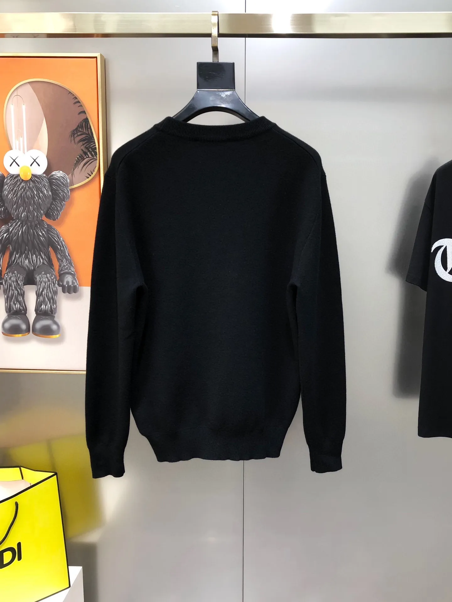 🅿️240 【LV Louis Vuitton】Autumn and winter classic round neck pullover sweater, in full condition! ! ! Wool blended fabric, the latest model in 2025, golden ratio! ! Slim-fitting soft gold, versatile and practical item, the combination and practicality are extremely powerful, simple and elegant, and classy! To create your own style, it is highly recommended to buy it in two colors. The standard slim fit tailoring process is suitable for both young and old men. It is knitted from wool and will not cause any discomfort! While keeping warm, it is stylish, textured and wearable, and the classic logo with contrasting colors on the chest feels in place! ! Recommended for regular customers! ! Size M-3XL (maximum wear: 190 pounds)